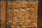 Черный обелиск Салманасара III. Сторона D. Рельеф 4. Четыре данника с "серебром, золотом, золотыми ведрами, слоновой костью, копьями" из Сухи.