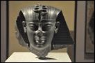 Голова статуи фараона Амасиса. Граувакка (серый камень), Саис, Поздний период, XXVI династия, ок. 550 г. до Р.Х. Берлинский Новый музей. AM 11864.