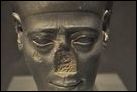 Голова статуи неизвестного человека. Граувакка (серый камень), Поздний период, XXVII династия, ок. 500 г. до Р.Х. Берлинский Новый музей. AM 31196.