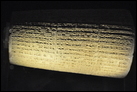 Цилиндр с надписью Навуходоносора II (605-561 гг. до Р.Х.). Глина, из Марадды (южный Ирак). Григорианский египетский музей. D723. Глиняный цилиндр разделен на три колонки; содержит указание о праздновании в связи с реконструкцией храма бога Лугаль-Марды в одноименном городе Марадде.