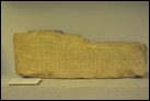 Фрагмент стены из гробницы. Греция, 432 г. до Р.Х. Британский музей. 1816.6-10.348. Фрагмент стены из гробницы с эпитафией, посвященной афинянам (генералу Каллиасу и 150 мужам), павшим в Потидее в 432 г. до Р.Х.