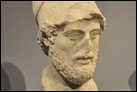Портретный бюст Перикла (494-429 гг. до Р.Х.). Мрамор, Лесбос, ок. 430 г. до Р.Х. Берлинский Старый музей. Sk 1530. Сохранилось четыре копии головы первоначальной статуи Перикла. Оригинал находится в Афинском акрополе. В V в. до Р.Х. такие статуи были выражением величайшего почета. Этот идеализированный портрет с коринфским шлемом соответствует изображениям, типичным для высших афинских чиновников, военачальников и полководцев.