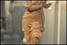 Статуэтка Афродиты, называемая Афродита "Хейл". Глина, Мирина, Турция, ок. II в. до Р.Х. Берлинский Старый музей. Inv. 31272. Это одна из самых красивых древних терракотовых статуэток из ныне существующих. Облегающая одежда богини любви соскальзывает с плеч; ее приподнятая левая нога, возможно, стояла на пьедестале. Передняя часть фигуры, оформленная по заготовке, была вырезана с помощью модельного скребка и окрашена.