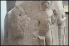 Барабан колонны с барельефами. Мрамор, из Эфеса, 325-300 гг. до Р.Х. Британский музей. GR 1872.8-3.9. Найден в юго-западной части позднего храма Артемиды в Эфесе. Это — наиболее хорошо сохранившийся барабан колонны с барельефом. Изображены: крылатый Танатос (смерть), женщина в одежде со складками, Гермес Психопомп (проводник душ в подземном мире), стоящая женщина и сидящий мужчина, которые идентифицируются как Персефона и Плутон (Гадес или Аид), боги подземного мира.