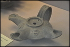 Лампа с тремя носиками. Глина, из Книдоса, запад Малой Азии, III-II вв. до Р.Х. Британский музей. GR 1859.12-26.286.
