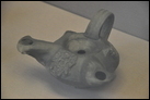 Лампа с двумя носиками. Глина, из Книдоса, запад Малой Азии, II в. до Р.Х. Британский музей. GR 1859.12-26.299.