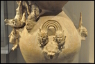 Даунианский сосуд. Глина, Каносса, Италия, ок. 300 г. до Р.Х. Берлинский Старый музей. V.I. 3194. Этот поразительный сосуд, найденный в 1891 г., украшен разнообразными вылепленными фигурами, среди которых находится монстр Сцилла. Сосуд окрашен в яркие цвета, он был изготовлен в Северной Апулии. Сопоставимые с ним подобные сосуда часто встречались в гробницах данного региона.