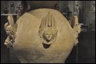 Даунианский сосуд. Глина, Каносса, Италия, ок. 300 г. до Р.Х. Берлинский Старый музей. V.I. 3194. Этот поразительный сосуд, найденный в 1891 г., украшен разнообразными вылепленными фигурами, среди которых находится монстр Сцилла. Сосуд окрашен в яркие цвета, он был изготовлен в Северной Апулии. Сопоставимые с ним подобные сосуда часто встречались в гробницах данного региона.