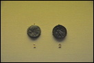 Монета Клеопатры (69-30 гг. до Р. Х.). Бронза, Египет, ок. 52-30 гг. до Р.Х. Британский музей. CM 1866.12-1.3919. На лицевой стороне монеты изображен портрет Клеопатры, на реверсе — орёл.