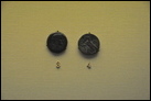 Монета Августа (27 г. до Р.Х. - 14 г. по Р.Х.). Бронза, Египет, ок. 30-27 гг. до Р.Х. Британский музей. CM 1876.5-5.56, 1877.10-1.1. На лицевой стороне монеты изображен портрет Августа, на реверсе — орёл.