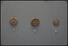 Монеты, относящиеся к периоду еврейских восстаний против Рима. Во время двух восстаний против Рима евреи чеканили монеты, на которых располагали изображения и надписи, призванные подчеркнуть отвержение ими римской власти. Таким образом, монеты становились символом их стремления к свободе. Вместо греческого или латинского языка использовался древнееврейский, а портреты римских императоров были заменены религиозными символами. 7. Шекель периода Первого восстания евреев против Рима (66-70 гг. по Р. Х.). Серебро, Иерусалим, ок. 66-70 гг. по Р.Х. Британский музей. CM BMC Revolt 3. 8. Монета императора Адриана (117-138 гг. по Р. Х.). Бронза, Элия Капитолина, II в. Британский музей. CM 1908.1-10.1870. BMC Aelia Capitolina I. Выпущена для города Элии Капитолины, отстроенного римлянами на месте разрушенного Иерусалима. Основание города, предположительно, способствовало началу Второго восстания. На монете изображен храм римских богов Юпитера, Минервы и Геры. 9. Монета периода Второго восстания иудеев против Рима (132-135 гг. по Р. Х.). Серебро, Элия Капитолина, II в. Британский музей. CM 1908.1-10.823 BMC Revolt 95. Выпущена вместо римского динария Траяна.