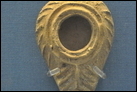 Светильник. Глина, окрестности Иерусалима, ок. 450-600 гг. по Р.Х. Британский музей. GR 1983.7-28.3. Было высказано предположение, что на верхушке светильника изображена менора с семью лампадами.