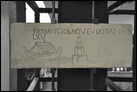 Христианская надпись на надгробии. IV в. (?) Рим, Музей Пио Кристиано. Инв. номер не указан в экспозиции музея. Корабль (символизирующий Церковь) плывет к маяку. Плита закрывала погребальную нишу (loculus) в катакомбах.