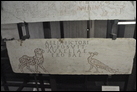 Христианская надпись на надгробии. IV в. (?) Рим, Музей Пио Кристиано. Инв. номер не указан в экспозиции музея. Плита закрывала нишу погребальную нишу (loculus) в катакомбах.