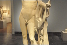 Статуя Аполлона Ликийского. Мрамор, Рим, ок. 140 г. по Р.Х. Берлинский Старый музей. Sk 44. Голова и тело двух разных римских копий были объединены в 18 веке. Этот бог изображен в так называемом Ликейском типе с правым предплечьем, опирающимся на голову. Эта модель либо является оригиналом, созданным ок. 340 г. до Р.Х. в районе ок. Praxiteles или эллинистическим ремоделированием времени ок. 150 г. до Р.Х.