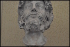 Голова Диониса. Рим, Музей Киарамонти. Инв. 1322. Необычный тип скульптуры, при котором волосы и борода оформлены в виде стеблей и ягод винограда.