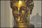 Голова богини. Бронза, золото, Неаполь, II в. по Р.Х. Берлинский Старый музей. Sk 6.  Голова женщины с идеальными чертами лица и облаченная в шлем. Изначально была установлена на статую богини или ее персонификацию. Трудно идентифицировать принадлежность данного изображения. Возможно, это была Минерва или Рома, покровительница Рима.
