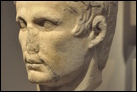 Изображение императора Августа (64 г. до Р.Х. - 14 г. по Р.Х.). Мрамор, Каир, 27 до Р.Х. - 14 г. по Р.Х. Берлинский Старый музей. Sk 344. В своем основном портретном типе, узнаваемом по характерной прическе с "бахромой" и "вилкой" в середине лба, Август изображен как молодой человек. Задняя часть головы была добавлена — признак того, что голова была произведена в Египте, потому что мрамор приходилось импортировать.