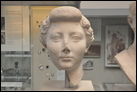 Скульптура головы императрицы Ливии (58 г. до Р.Х. - 29 г. по Р.Х.). Мрамор, Рим, ок. 25-1 гг. до Р.Х. Британский музей. 1856.12-26.17221. Ливия Друзилла была третьей женой императора Августа. Они поженились  39 г. до Р.Х. и были вместе более 50 лет. Она была очень влиятельной и иногда говорила, что причастна к безвременной кончине наследников императора Августа. Ее сын Тиберий сменил Августа в 14 г. по Р.Х.