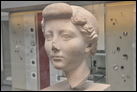 Скульптура головы императрицы Ливии (58 г. до Р.Х. - 29 г. по Р.Х.). Мрамор, Рим, ок. 25-1 гг. до Р.Х. Британский музей. 1856.12-26.17221. Ливия Друзилла была третьей женой императора Августа. Они поженились  39 г. до Р.Х. и были вместе более 50 лет. Она была очень влиятельной и иногда говорила, что причастна к безвременной кончине наследников императора Августа. Ее сын Тиберий сменил Августа в 14 г. по Р.Х.