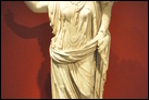 Статуя обожествленной императрицы Ливии (58 г. до Р.Х. - 29 г. по Р.Х.). Мрамор, Театр в Фалерии, Италия, 42-54 гг. по Р.Х. Берлинский Старый музей. Sk 587. В 42 г. по Р.Х. Ливия была обожествлена ее внуком Клавдием. Уже раньше она изображалась с божественными атрибутами, такими, как колосья или рог изобилия, которые должны были обеспечить благосостояние и процветание императорской семьи.