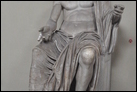 Статуя императора Тиберия (42 г. до Р.Х. - 37 г. по Р.Х.). После 37 г. по Р.Х. Рим, Музей Киарамонти. Инв. 1511. Вместе с другими изображениями императора являлась частью культового цикла, установленного в общественном здании римской колонии. Тиберий был сыном Ливии от ее первого мужа. В 4 г. по Р.Х., после смерти всех потенциальных наследников престола (таких, как Гай Цезарь), Август окончательно утвердил Тиберия в качестве своего наследника. Тиберий, будучи императором, боролся с Сенатом и жестко утвердил свою власть.
