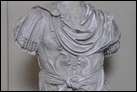 Торс с изображением императора Тиберия (42 г. до Р.Х. - 37 г. по Р.Х.). Бронированный торс. Рим, Музей Киарамонти. Инв. 1250. Торс позднего периода Флавиев переделан в большой бюст с головой Тиберия.