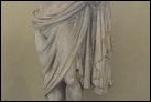 Статуя императора Клавдия (41-54 гг. по Р.Х.). Рим, Музей Киарамонти. Инв. 1505. Изобразительный стиль тела статуи напоминает традицию Поликлета, которая часто использовалась в римский период для героических изображений. Голова Клавдия древняя, но статуе не принадлежит.