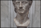 Изображение императора Клавдия (10 г. до Р.Х. - 54 г. по Р.Х.). Рим, Музей Пио Климетино. Инв. 242. Голова императора, носящего венец из дубовых листьев. Первоначально, должно быть, принадлежала статуе племянника и предшественника этого императора, Калигуле (37-41 по Р.Х.), сидящего на троне. Эта античная переделка является результатом осуждения Калигулы на "проклятье памяти" (damnatio memoriae).