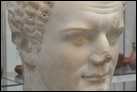 Скульптура головы императора Тита (79-81 гг. по Р.Х.). Мрамор, Утика, ок. 70-81 гг. по Р.Х. Британский музей. 1909.6-10.1. Тит был сыном императора Веспасиана и вместе с отцом участвовал в кампании по подавлению еврейского восстания в Иудее. Во время короткого правления Тита случилось извержение Везувия в 79 году, которое разрушило Помпею и Геркуланум.
