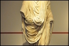 Статуя человека, облаченного в тогу. Мрамор, Рим, ок. 50 г. по Р.Х. Берлинский Старый музей. Sk 341. Судя по тоге, тот, кто изображен на статуе, занимал должность государственного служащего. Вероятно, статуя была установлена как почетная в публичном месте.