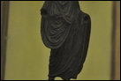 Статуэтка жреца, одетого в тогу, олицетворение гения императора (Genius Augusti). Бронза. I в. Эрмитаж. В 1648. Божество, пришедшее на смену ларам. Черты его лица имели портретное сходство с правящим императором, в данном случае — с Октавианом Августом. В руках обычно были фиала и рог изобилия.
