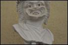 Голова комического актера. Кон. I в. по Р.Х. Рим, Музей Киарамонти. Инв. 1519. Голова, помещенная на современном бюсте, должна быть частью статуи, изображающей комического актера.