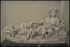 Крышка саркофага с фигурой умершей. Рим, Музей Киарамонти. Инв. 1365. Человек, который заказал этот похоронный монумент, хотел соотнести покойную с Венерой. В левой руке она держит яблоко, два купидона охраняют ее сон.