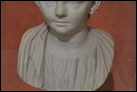 Портрет ребенка с гирляндой из бус на голове. Мрамор. Oк. сер. I в. Эрмитаж. ГР-1754 (А 79).