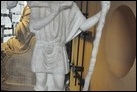 Трапезофорон с "Добрым пастырем". Кон. III в. по Р.Х. Рим, Музей Пио Кристиано. Инв. 31428. Основание утерянного мраморного алтаря в форме пастыря, который держит на плечах ягненка. Ноги полностью реконструированы.