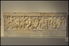 Рельеф закрывающей плиты с Дионисом и Ариадной. Мрамор, Виа Аппиа, Рим, 110-130 гг. по Р.Х. Берлинский Старый музей. Sk 850. Эта плита являлась крышкой саркофагоподобной могилы в стене. На ее рельефе изображена процессия с Дионисом и Ариадной в колеснице, запряженной пантерами, возглавляемая сатирами и менадами, танцующими и исполняющими музыку. Дионисийские мотивы очень часто встречаются на саркофагах Рима примерно до 300 г. по Р.Х.