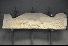 Правая сторона верхней части саркофага в форме крыши, с акротерием. Изображена телега с быками. Нач. IV в. по Р.Х. Рим, Музей Пио Кристиано. Инв. 10530.