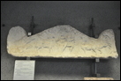 Верхняя сторона саркофага в форме крыши, с акротерием.  Изображен пастух с барашком на плечах между двумя овцами и деревьями. Нач. IV в. по Р.Х. Рим, Музей Пио Кристиано. Инв. 31441.