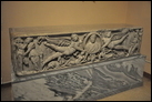 Саркофаг. Мрамор, Рим. 2-я пол. III в. Эрмитаж. А 546. Изображение умершего в медальоне, которое держат крылатые гении, по сторонам изображены амуры и психеи.