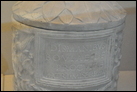 Урна, посвященная, согласно надписи, Бовии Прокуле. Мрамор, Рим, I или II в. по Р.Х. Британский музей. GR 1856.12-26.1737, BM Cat Sculpture 2401.