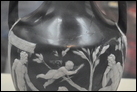 Портландская ваза. Стекло, Рим, ок. 15 г. до Р.Х. - 25 г. по Р.Х. Британский музей. GR 1945.9-27.1. Портлендская ваза — один из лучших сохранившихся образцов римского стекла, названный в честь герцогов портлендских, владевших им с 1785 по 1945 гг. Изготовлена с помощью особой техники, при которой сосуды, иногда выдувные, иногда литые, создаются с двумя слоями стекла. Внешний слой (обычно белый) вырезается из нижнего темного слоя (обычно синего) для создания декоративных сцен и узоров.