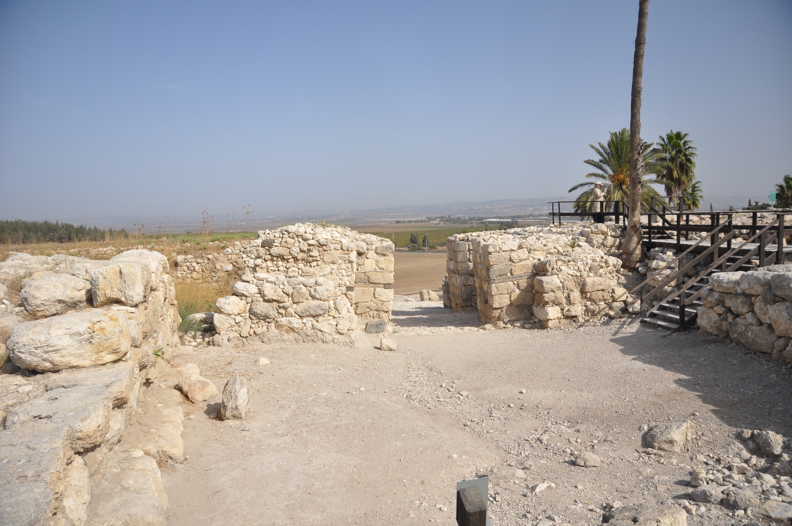 Ханаанские ворота периода поздней бронзы и площадь перед ними (вид изнутри, другой ракурс)