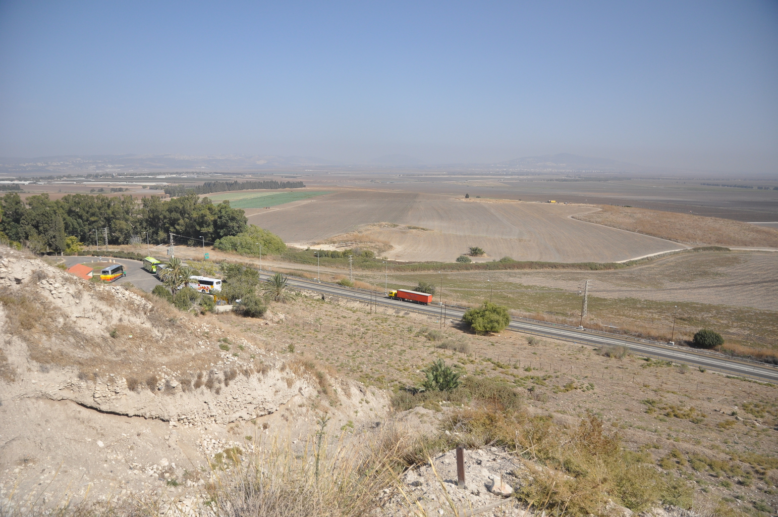 Вид от Мегиддо на северо-восток, на долину Изреельскую