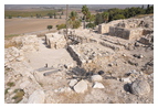 Вид с юга: слева — ханаанские ворота, справа — сохранившаяся часть ворот эпохи Соломона