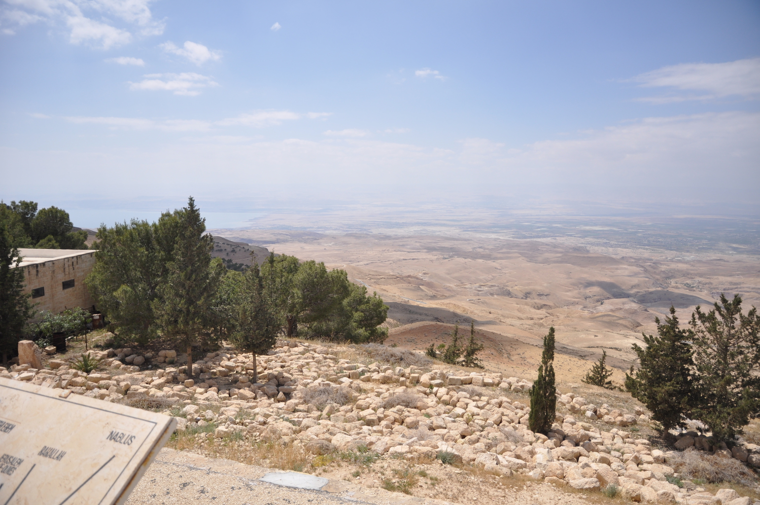 Вид с г. Нево на землю Обетованную: Мертвое море (слева) и Иорданская долина